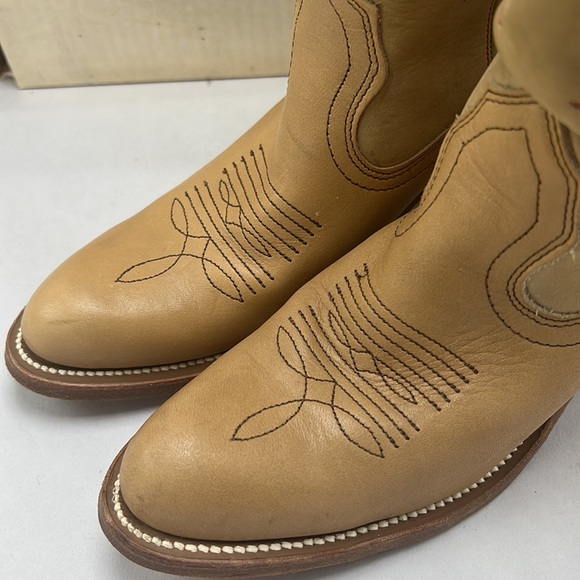 Frye vintage cowgirl cream tan boots size 8. Fits more like a 6.5 or 7 - Picture 5 of 9